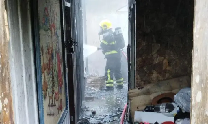 Incêndio destrói residência de madeira no bairro Colonial em São Bento do Sul