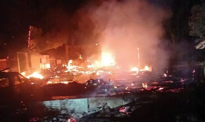 Incêndio destrói residência e deixa duas pessoas mortas em Doutor Pedrinho