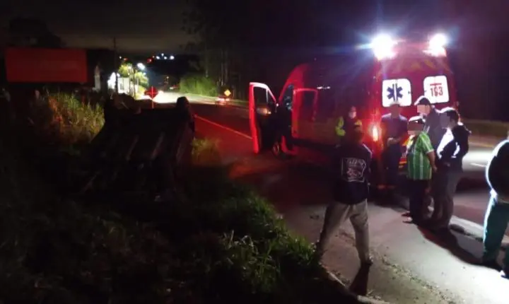 Jovem de 18 anos perde o controle e capota carro na SC-A280C, em São Bento do Sul