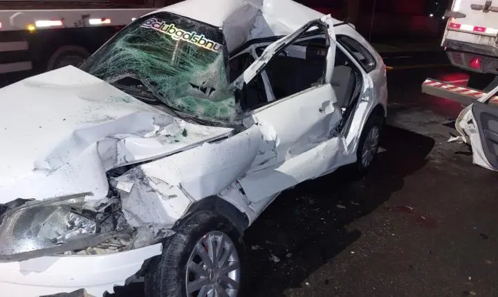 Jovem de 19 anos morre após carro bater contra caminhão estacionado em Blumenau