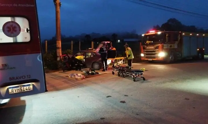 Jovem de 21 anos fica ferido após carro bater contra poste na Bela Aliança em São Bento do Sul