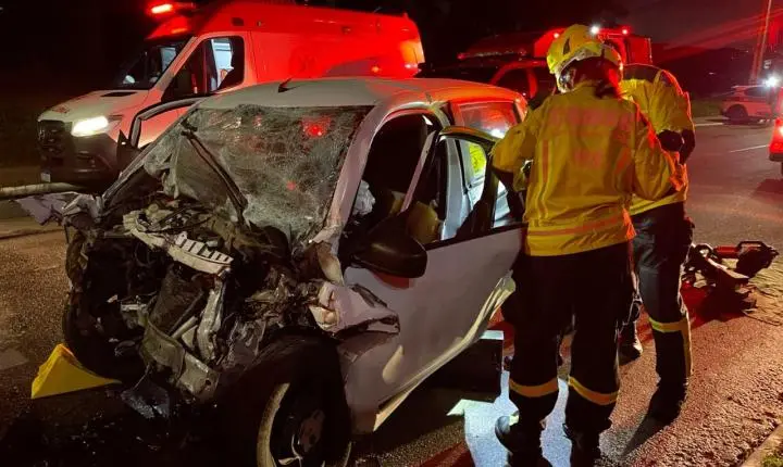 Jovem de 26 anos morre após bater carro contra caminhão estacionado em Itajaí