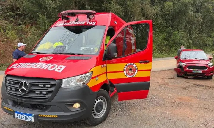 Jovem fica ferida após carro colidir contra barranco no bairro Schramm