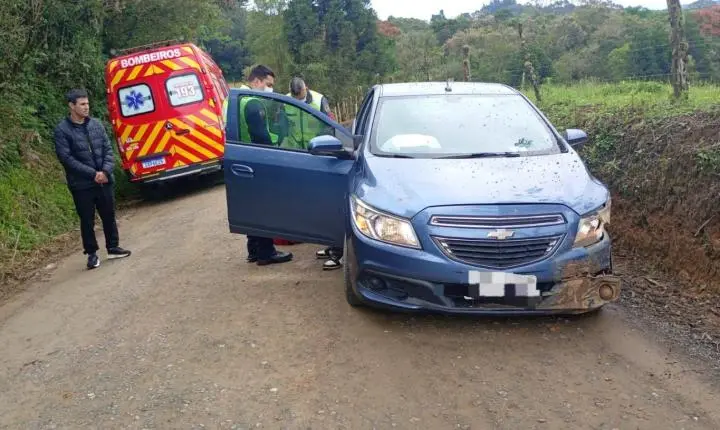 Jovem  fica ferido após carro bater contra barranco em São Bento do Sul
