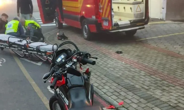 Motociclista cai na frente de ambulância dos Bombeiros em São Bento do Sul