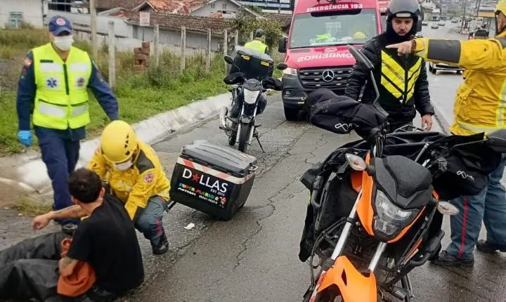 Motociclista de 21 anos fica ferido em colisão com Amarok na BR-280, em Rio Negrinho