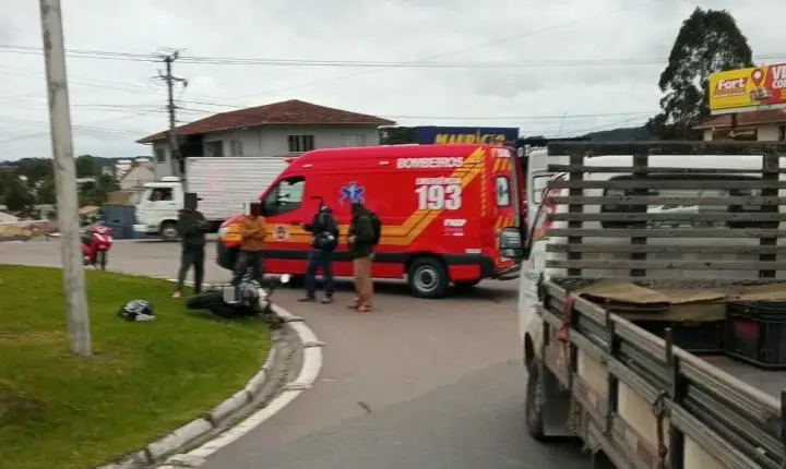 Motociclista de 25 anos fica gravemente ferido em colisão com caminhão na SC-418, em São Bento do Sul