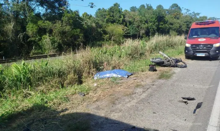 Motociclista de 36 anos morre após colisão com caminhão na BR-280, em Araquari
