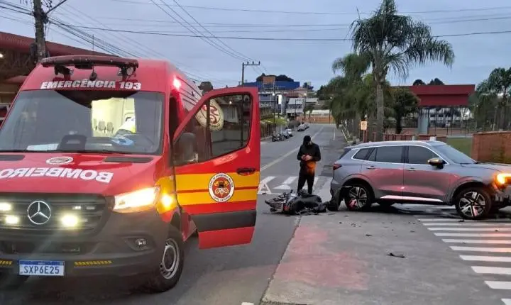  Motociclista fica ferida após colisão com carro no Colonial