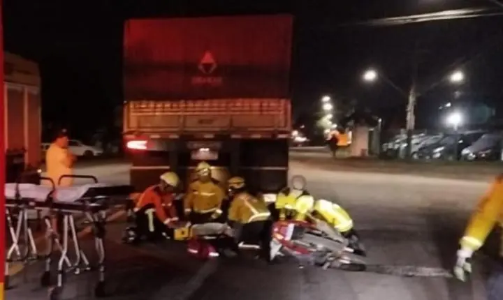 Motociclista fica ferido após colidir na traseira de carreta na BR-280, em Araquari