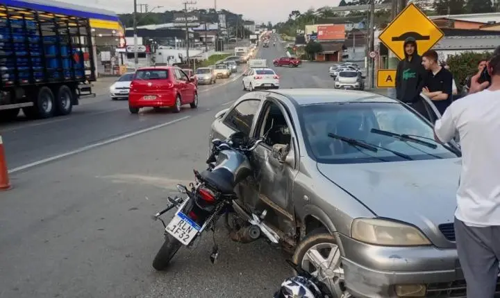 Motociclista fica gravemente ferido após colisão na BR-280, em Rio Negrinho