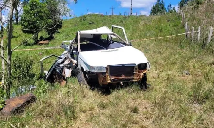 Motorista de 43 anos morre após carro capotar e cair em açude em Água Doce