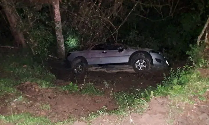Motorista fica ferido após sair da pista no bairro Dona Francisca