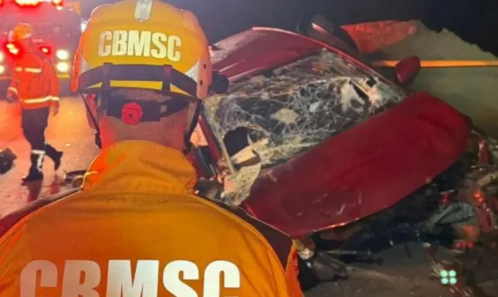 Motorista fica gravemente ferido após carro bater contra máquina de obra na BR-280, em Araquari