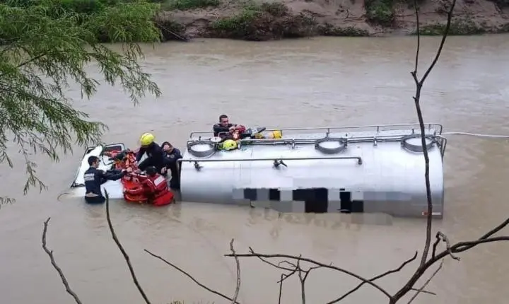Motorista fica preso em caminhão com cabine submersa em rio em Ituporanga
