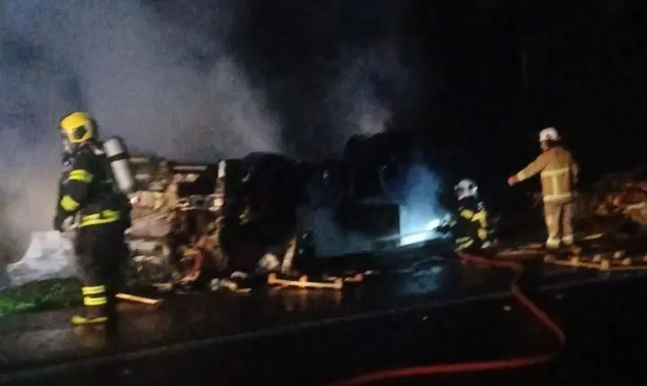Motorista morre carbonizado após caminhão capotar e pegar fogo na Serra de Corupá 