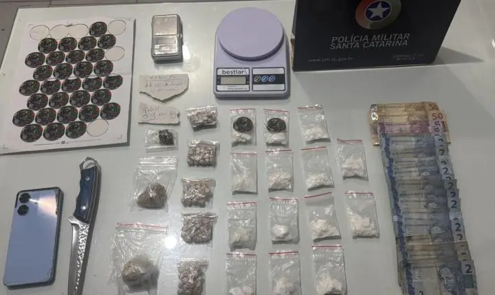 Mulher de 20 anos presa por tráfico de drogas em Corupá 