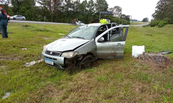 Mulher de 69 anos sofre amputação de braço após ser ejetada de carro em capotamento na BR-116
