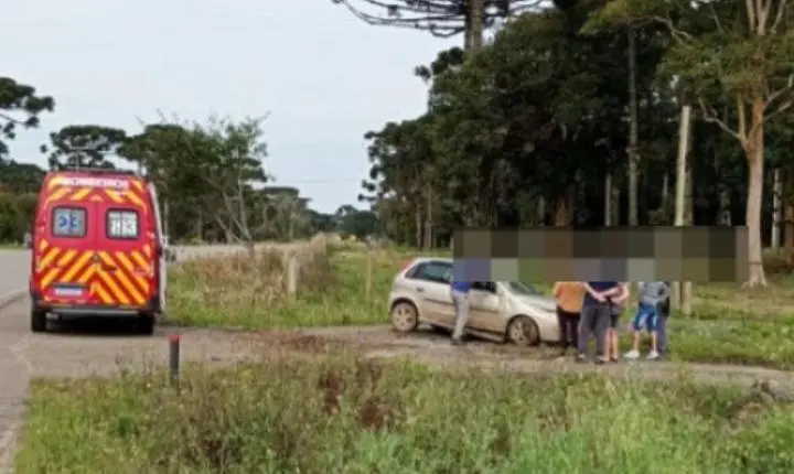 Mulher fica ferida após carro sair da pista e capotar na SC-477, em Rio Negrinho