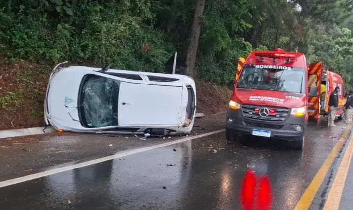 Mulher fica ferida após carro sair da pista na BR-280, em São Bento do Sul