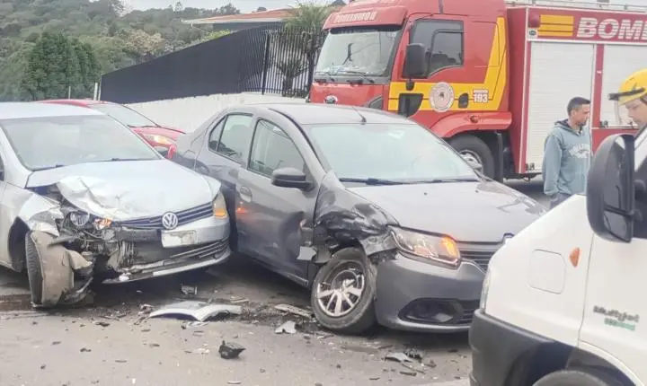 Mulher fica ferida após colisão entre dois carros em Rio Negrinho