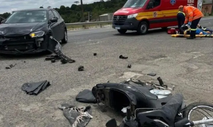 Mulher fica ferida em colisão frontal entre carro e moto na BR-280, em Mafra