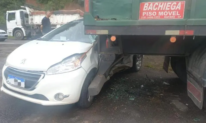 Mulher fica gravemente ferida após carro bater contra carreta  na SC-108, em Urussanga