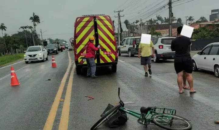 Mulher morre após ser atingida por carreta enquanto atravessava a BR-280 de bicicleta em Araquari
