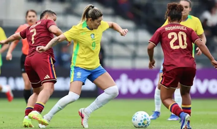 Nova lei do futebol feminino é sancionada e prevê profissionalização