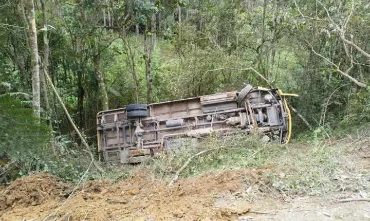 Ônibus escolar cai em ribanceira de 10 metros e deixa crianças feridas em Rio do Oeste