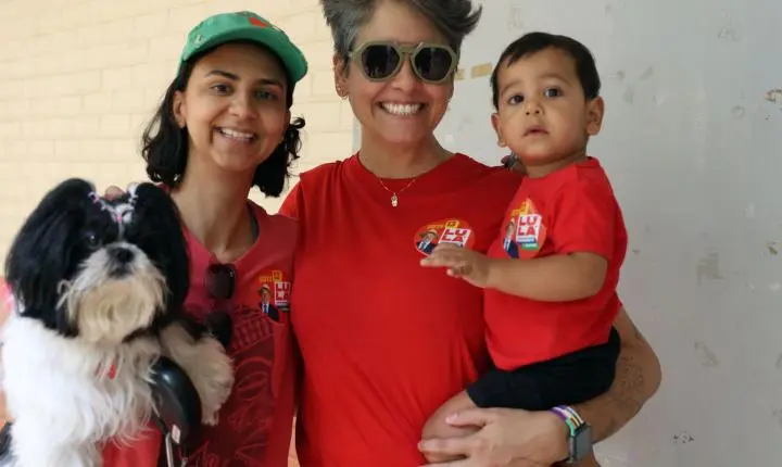 Pais levam filhos a seções eleitorais para ensinar democracia