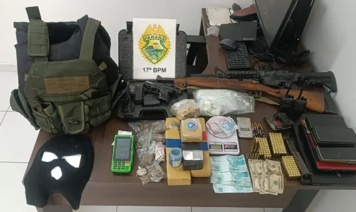 PMPR apreende dois fuzis, pistola, munições e drogas em São José dos Pinhais