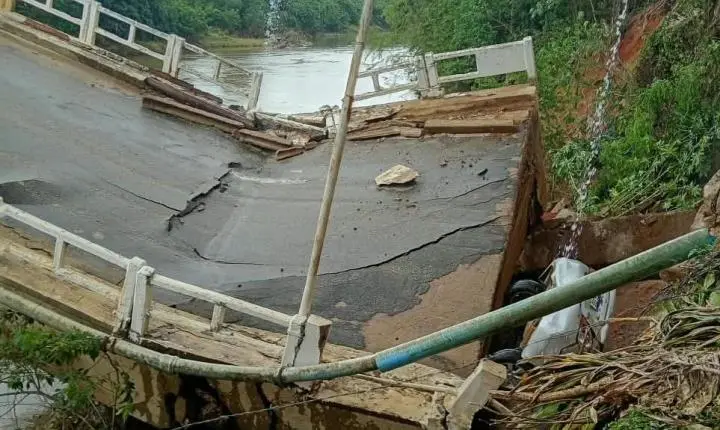 Ponte desaba e carro cai com casal de idosos em Canelinha SC 