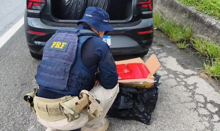 PRF apreende 113 kg de maconha em carro na BR-101, em Itapema, e prende dois homens