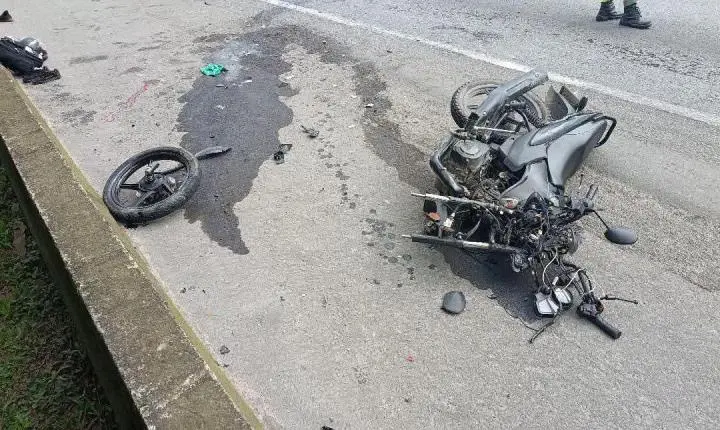 Roda de caminhão se solta e atinge motocicleta na BR-101; dois homens ficam feridos
