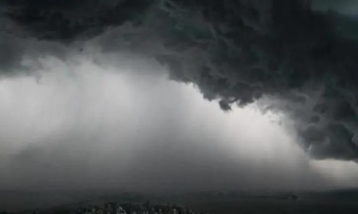 Semana começa com chuva intensa e risco elevado de temporais em SC