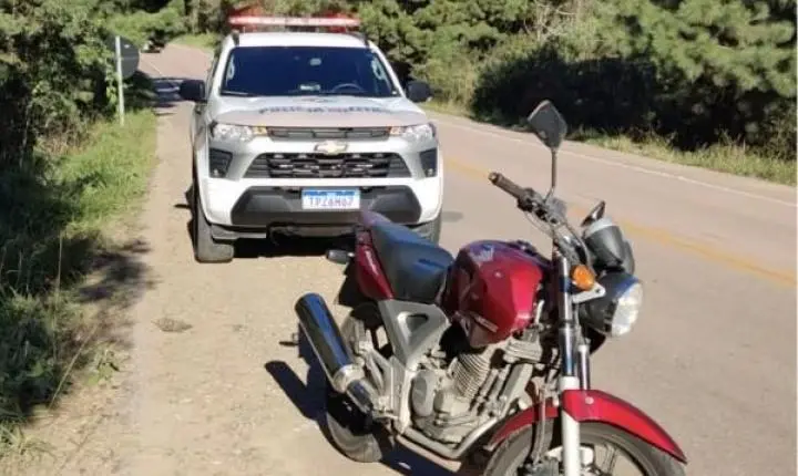 Suspeito furta moto, foge para mata e volta e rouba outro carro em Itaiópolis