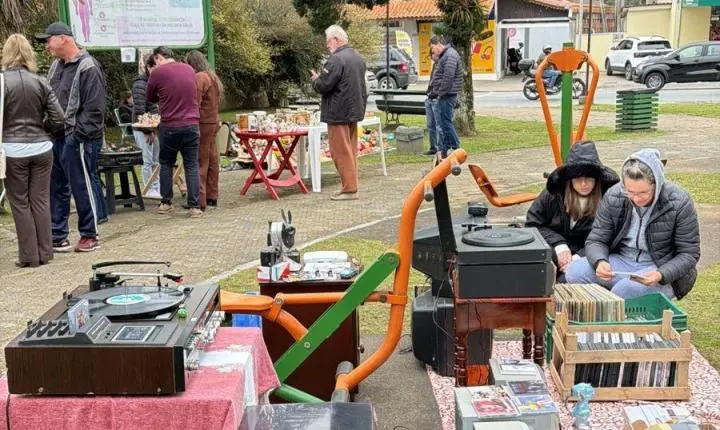 Terceira edição da feira do Brique na praça Leopoldo Rudnick em São Bento do Sul 