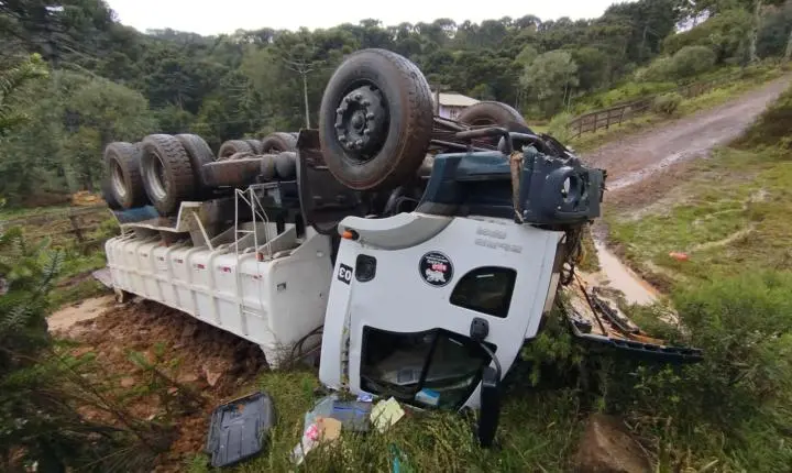 Tombamento de caminhão deixa um homem morto e outro ferido em São Joaquim