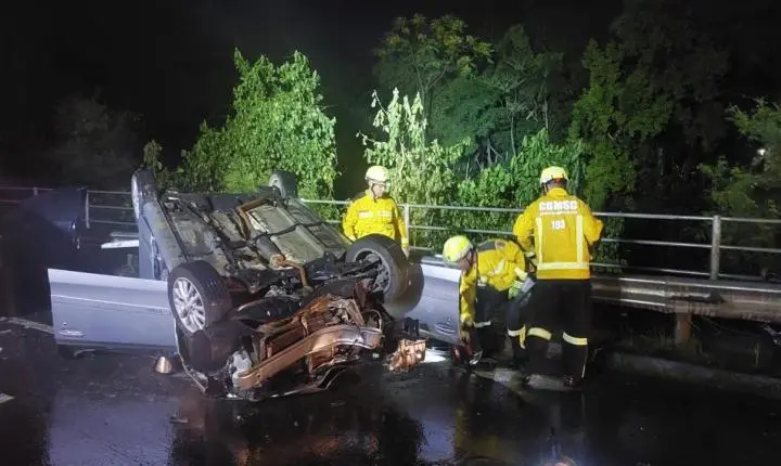 Tragédia na noite: colisão entre dois carros deixa dois jovens mortos em Blumenau