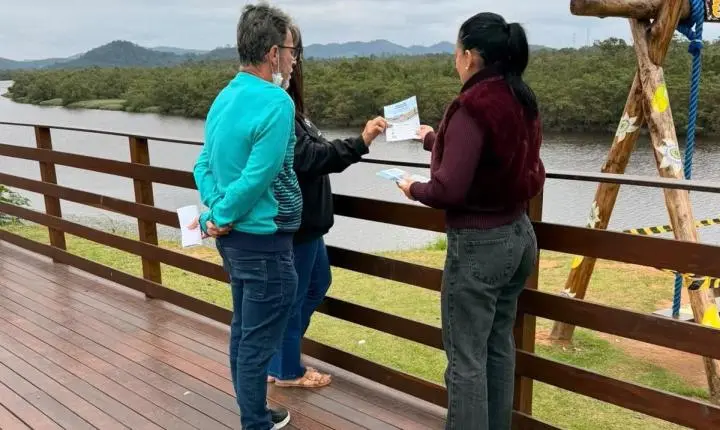 Turistas recebem orientações de prevenção e segurança para eventos climáticos em municípios da Amunesc