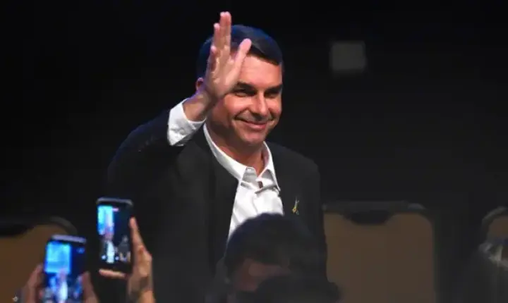PF diz que Flávio Bolsonaro não é Foragido e nem alvo de mandado de prisão 