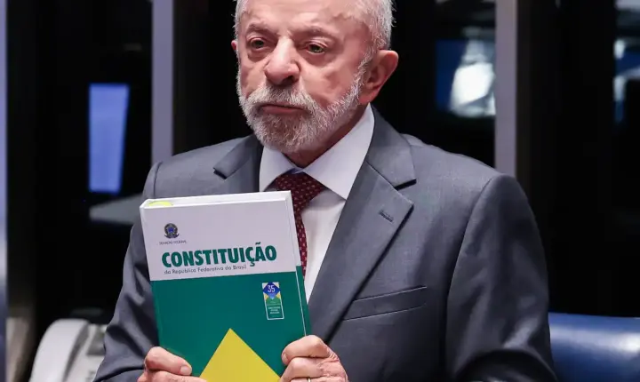 Lula faz campanha em MG e celebra fim da jornada 6x1